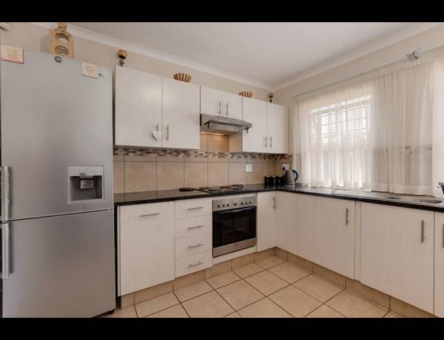 3 BEDROOM PROPERTY TO RENT IN DIE HOEWES